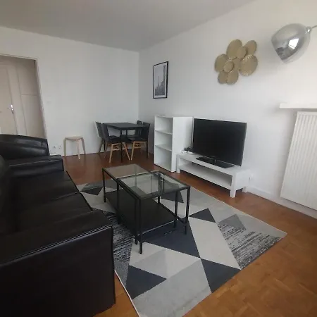 Cozy 1 Bedroom La Defense Apartment